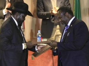 رئيس جنوب السودان سلفا كير (إلى اليسار) وزعيم المتمردين ريك مشار عقب التوقيع على اتفاق لوقف اطلاق النار في اديس ابابا
