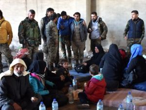 Displaced Syrian families gather at a makeshit camp in the government-held district of Jibreen in Aleppo, November 27, 2016. (AFP/George Ourfalian) 