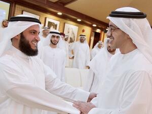 اتهم ناشطون العفاسي بموالاة الحكومة الإماراتية، واتباعها في جميع ما تعتقده تجاه "حماس" 