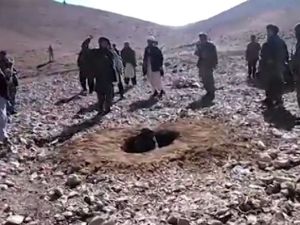 صورة ماخوذة من مقطع الفيديو الذي يظهر رجم الشابة