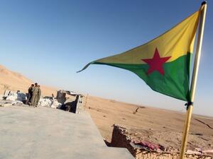 PKK fighters stand at a checkpoint during a military operation against Daesh in the Iraqi town of Makhmur, August 21, 2014. (AFP/File) PKK fighters stand at a checkpoint during a military operation against Daesh in the Iraqi town of Makhmur, August 21, 2014. (AFP/File)