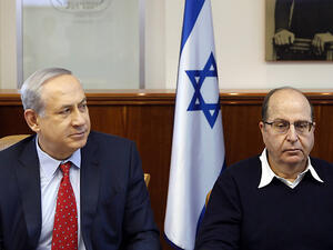 Moshe 'Bogie' Ya'alon with Netanyahu (AFP/File)