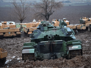 موكب يضم ناقلات جنود ومدرعات ودبابات يصل إلى مركز ولاية كليس التركية 