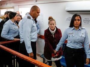 الاحتلال يمدد اعتقال عهد التميمي ووالدتها لخمسة أيام إضافية