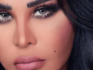 أحلام الشامسي تبرز رشاقتها بالجمبسوت النيلي والفضي من المصمم زهير مراد‎