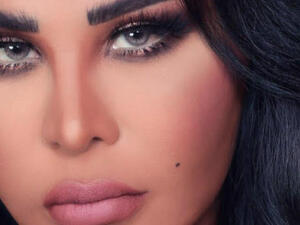 أحلام الشامسي تبرز رشاقتها بالجمبسوت النيلي والفضي من المصمم زهير مراد‎