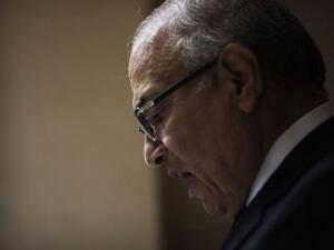 ملفات نسائية وإخوانية تنتظر شفيق في القاهرة