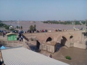 سيول وفيضانات تجتاح إيران وانهيار سد بالأحواز