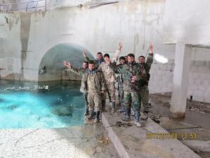 عناصر من الجيش السوري داخل عين الفجة
