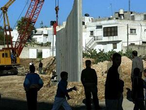 السلطات اللبنانية تبني جدارا عنصريا حل مخيم عين الحلوة الفلسطيني