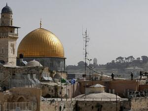 A general view shows Israeli security forces standing guard on the rooftop next to the Dome of the Rock at the Al-Aqsa mosque compound in Jerusalem's Old City on April 25, 2016. (AFP/Ahmad Gharabli)