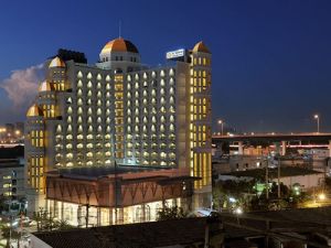 ينظم محاضرات إسلامية لأطقم العاملين فيه الذين بينهم مسلمون وبوذيون وأتباع ديانات أخرى