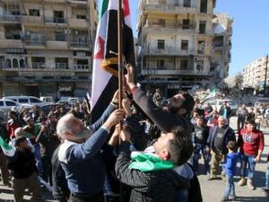 محتجون ينصبون علما للمعارضة السورية في حلب

