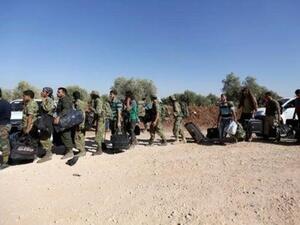 مقاتلون من الجيش السوري الحر يتوجهون إلى مواقعهم في المنطقة الريفية الشمالية من حلب

