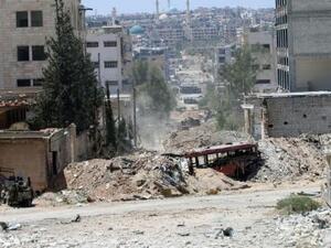 قوات موالية للحكومة السورية تتمركز قرب سواتر ترابية بعد تقدمها على الطرف الجنوبي من طريق الكاستيلو في حلب

