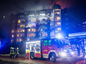 وفاة شخصين وإصابة 15 جراء حريق هائل في مستشفى بألمانيا