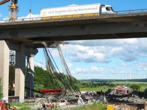 قتيل وجرحى بانهيار جسر جنوب ألمانيا و إصابة 6 بجروح خطرة وعدد من الآخرين بجروح طفيفة