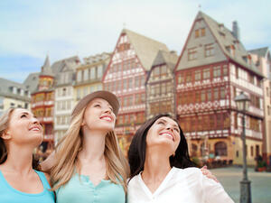 الإلتقاء بالأصدقاء والأقارب إحدى الطرق التي تزيد فيها هرمون السعادة