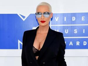 أمبر روز ترتدي حمّالة صدر خلال حفل MTV Awards 2017 
