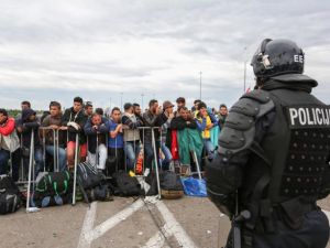 يحقق المكتب مع هؤلاء للاشتباه بقيامهم بنشاطات تتعلق بالإرهاب وبداعش