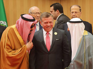 الزعماء العرب يتمسكون بإقامة دولة فلسطينية وسط قلق من الموقف الأمريكي
