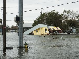 معلقون إنجيليون: الإعصار هارفي غضب من الرب بسبب المثلية

