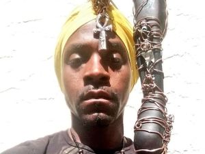 كوري علي محمد يضع على رأسه في صوره شعار آلهة فرعونية 