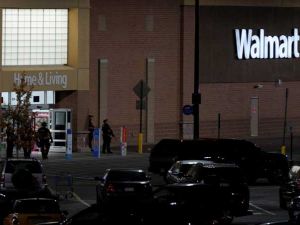 بدأ العاملون يصرخون وبدأ الزبائن يصرخون بينما شرع الناس في الفرار من المكان 