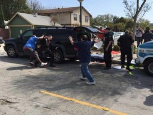 3 جرحى في أعمال عنف اثناء اجتماع لمجموعة عنصرية في كاليفورنيا