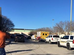  الشرطة تبحث عن مشتبه به ثان في "إطلاق نار دام" في المركز التجاري