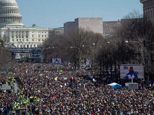 مئات آلاف الأمريكيين يتظاهرون للمطالبة بضبط حيازة السلاح 