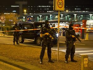 Dutch policemen stand guard by a cordoned off area outside Amsterdam's Schiphol Airport late on April 12, 2016, after it was partially evacuated following a security alert, and a person was one arrested, according to official sources. (AFP/Michel van Bergen)