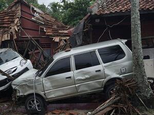 ارتفاع عدد قتلى تسونامي إندونيسيا إلى 280 واستمرار البحث عن ناجين
