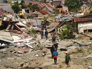 "وحش" إندونيسيا المدمر يلاحق الطلاب في دور العبادة