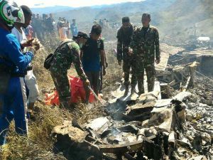 13 قتيلا في تحطم طائرة عسكرية في اندونيسيا
