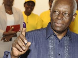 يحتفظ الاتحاد الوطني الذي يحكم البلاد منذ استقلالها عن البرتغال في 1975 بالغالبية المطلقة 