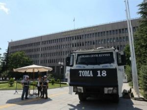 انتشار للشرطة التركية امام قصر العدل في انقرة

