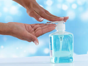 الاستخدام المطول للجل المعقم لليدين يمكن أن يؤثّر سلباً في نمو الجنين