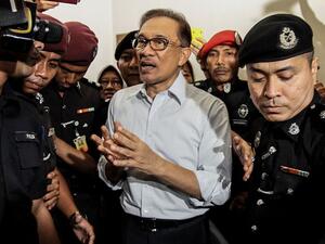 يتحالف أنور إبراهيم الآن مع الفائز بالانتخابات رئيس الوزراء السابق مهاتير محمد 