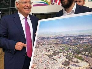 السفير الأميركي يتسلم صورة "الهيكل المزعوم"
