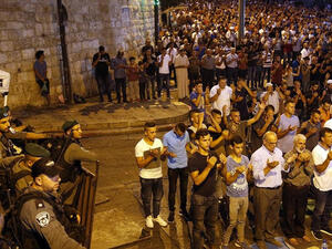 الاحتلال يفكك الممرات الحديدية بباب الأسباط في الأقصى
