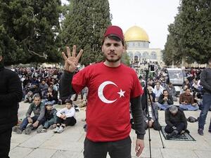  المصلين الأتراك كانوا يرتدون ملابس عليها العلم التركي  