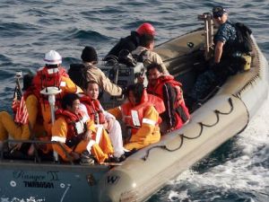 صورة ارشيفية نشرتها البحرية الاميركية لعملية انقاذ في بحر العرب
