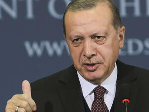 الجدير بالذكر أن أعمال بناء المسجد بدأت مطلع العام الماضي، وحينها احتجت المعارضة على بنائه 