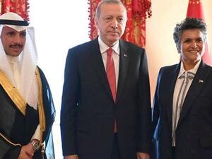 صفاء الهاشم هي برلمانية كويتية غير محجبة، تبلغ من العمر 54 عاما 