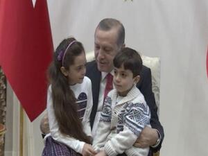 آردوغان يقبل يد طفلة حلب المشهورة بانا العابد ويستقبلها مع عائلتها