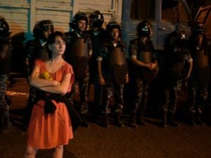 يطوق شرطيون بسترات واقية من الرصاص وخوذات المبنى في حين تمنع شاحنات الوصول اليه

