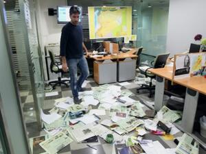 اقتحام مكتب صحيفة الشرق الاوسط السعودية في بيروت 
