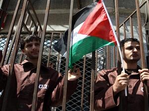 الأسرى المضربين يدخلون مرحلة "حرجة"