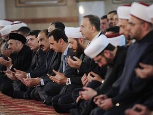 الرئيس السوري بشار الأسد بين المصلين في جامع المزة